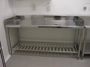 Stol s tri ruba i rupom - inox